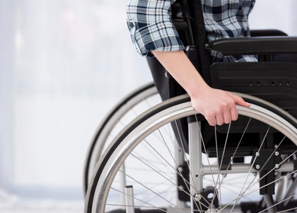 fda aproba primul exoschelet cu auto echilibrare oamenii in scaunul cu rotile ar putea merge din nou
