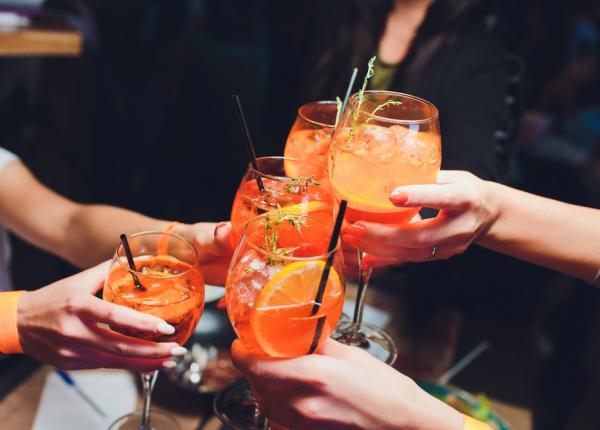 cocktailurile de vara preparare si ce alegem intre preparatele cu alcool si variantele fara