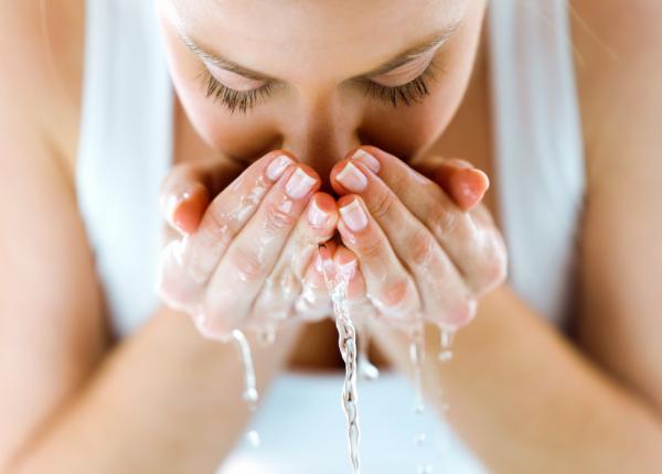 de cate ori pe zi ar trebui sa iti cureti fata acasa