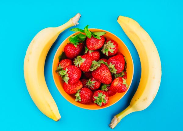 stiai ca bananele sunt fructe de padure dar capsunile nu surpriza din farfuria ta explicata de o botanica