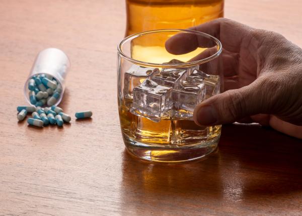 ce se intampla daca bei alcool in timp ce iei antibiotice mitul pe care multi il cred adevarat