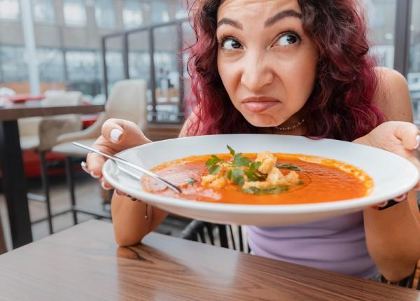 testul mirosului si oul pus in apa ne pot pacali cinci mituri despre alimentele alterate