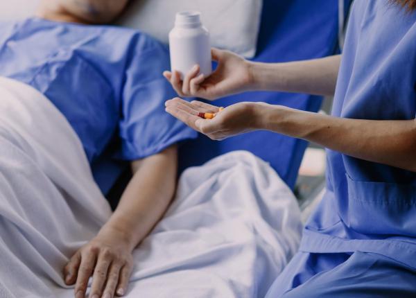 un medicament ieftin ar putea schimba prevenirea cheagurilor dupa operatii aspirina la fel de eficienta ca un anticoagulant modern