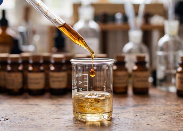 alcoolul benzilic alergenul anului 2026 ingredientul ascuns in produse pentru piele