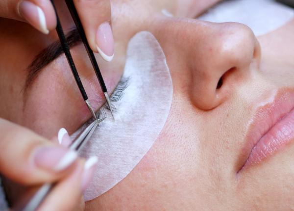 produsele cosmetice care iti pot pune vederea in pericol mii de persoane ajung la urgente