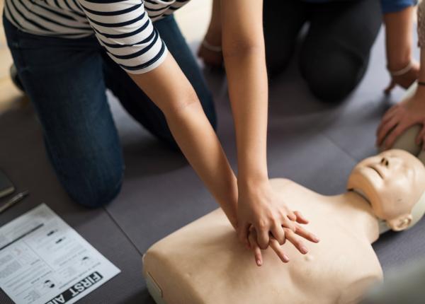 stopul cardiac poate lovi acasa fara avertisment cum poti salva viata cuiva in primele minute