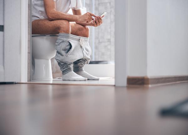cum trebuie sa stam corect pe toaleta pentru a usura defecatia si a preveni agravarea hemoroizilor