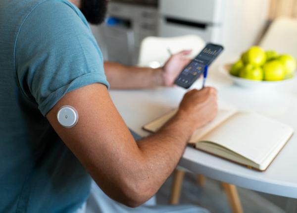 diabetul de tip 2 un dispozitiv purtat pe corp le ofera pacientilor aproape 5 ore in plus pe zi cu glicemia in limitele tinta