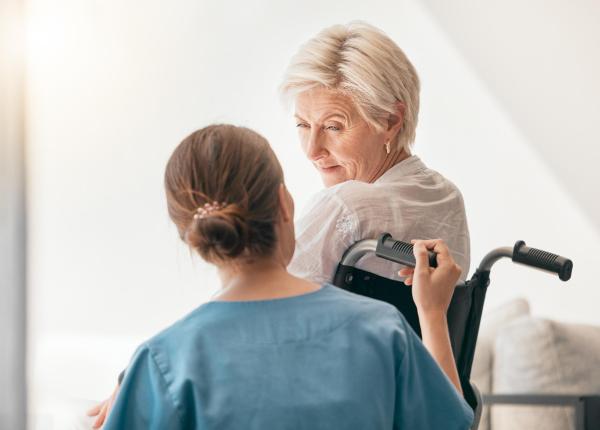 cum pot fi prevenite caderile la varstnici sistemul electronic care a redus accidentele cu 9