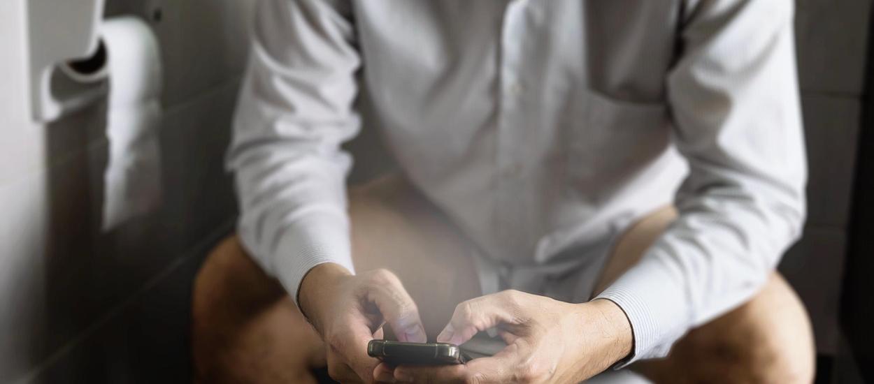 7 afecțiuni medicale grave pe care le faci dacă utilizezi telefonul la toaletă