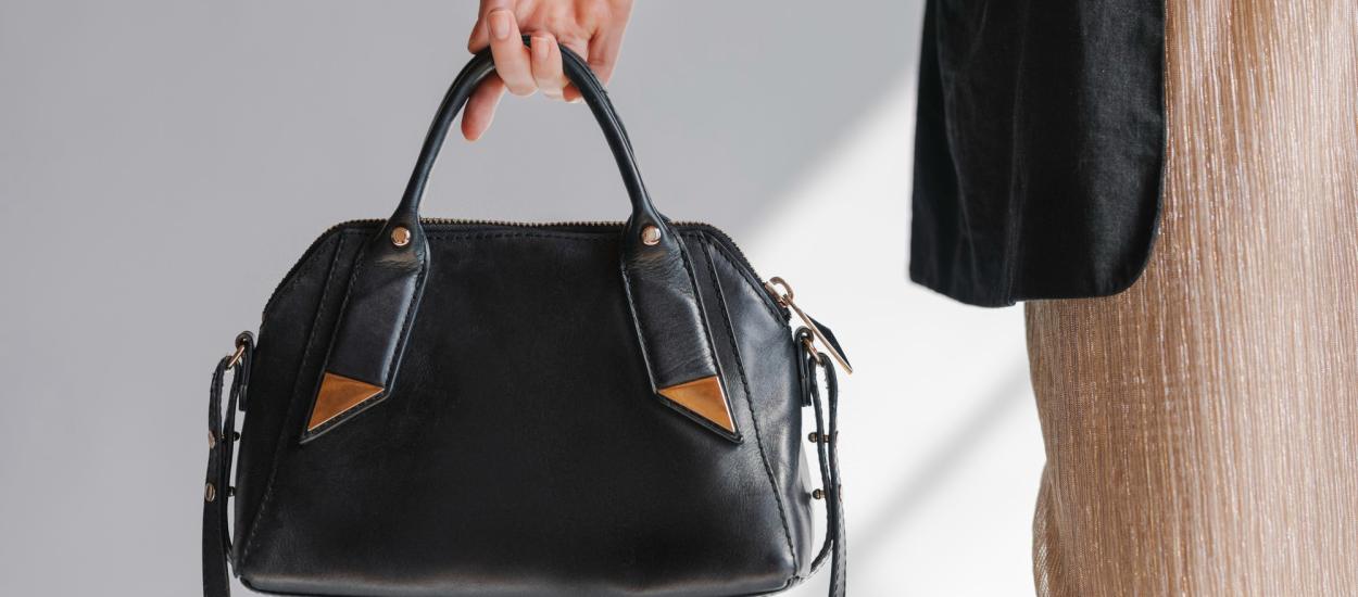 5 motive să nu îți mai pui geanta pe jos