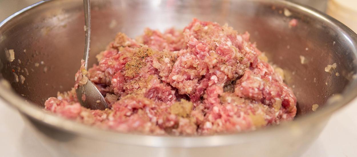 Ce înseamnă dacă vezi pete gri pe carnea tocată