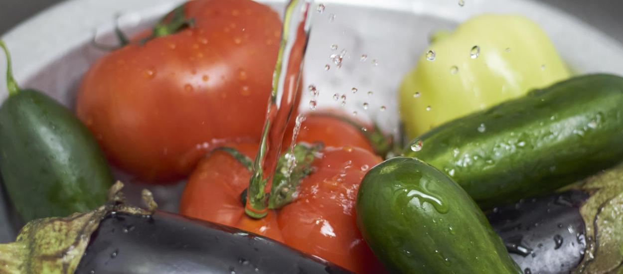 De ce să pui fructele și legumele în apă cu bicarbonat înainte să le mănânci