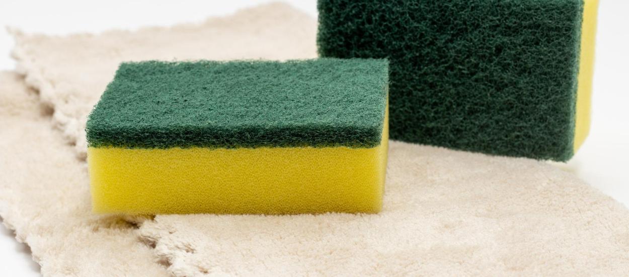 Ce se spală, de fapt, cu partea verde a buretelui de vase