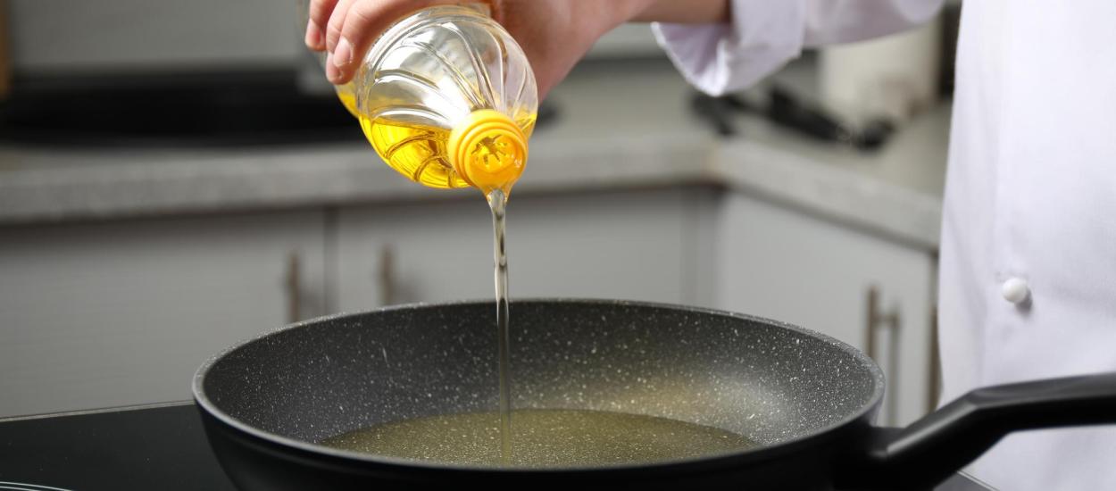 Momentul în care adaugi uleiul în tigaie este una dintre cele mai frecvente dileme din bucătărie.