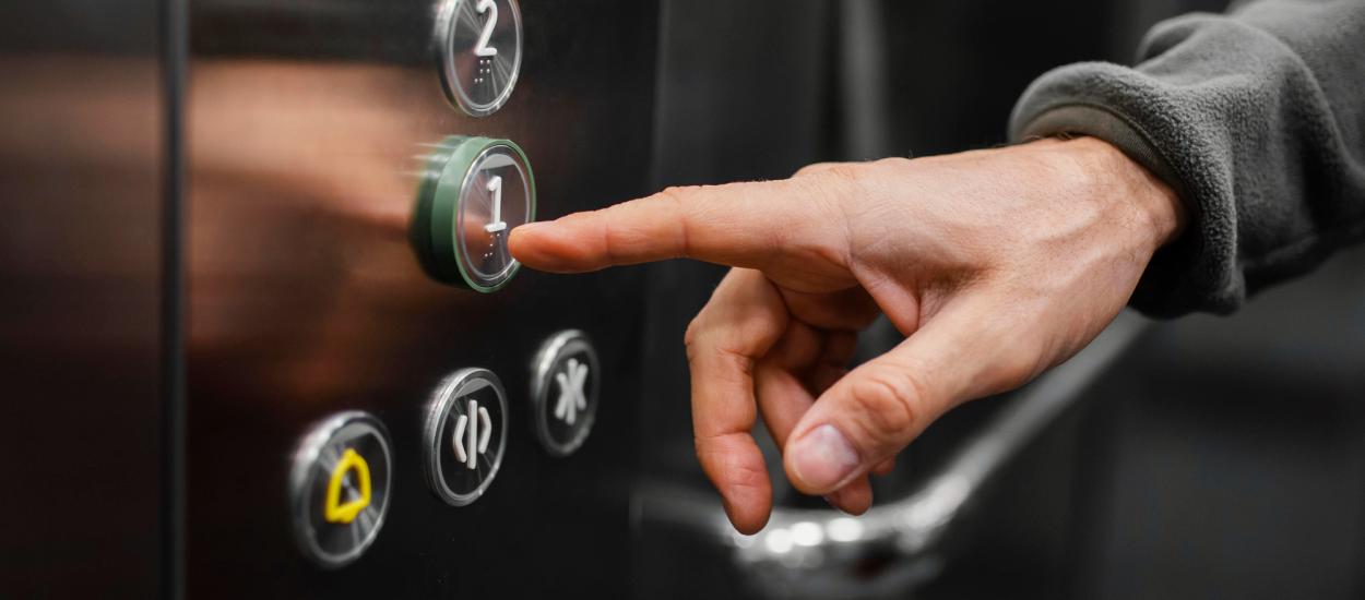 Ce ne dezvăluie butoanele de lift despre mintea umană și emoții