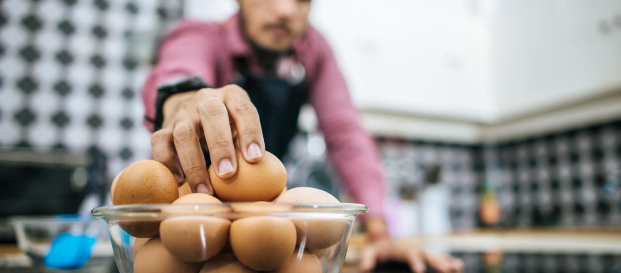 Ouă brune sau albe? Adevărul pe care puțini îl știu despre diferența dintre ele