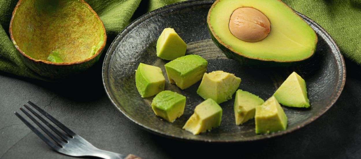 Ce să pui pe avocado după ce îl tai ca să nu se mai înnegrească atât de repede