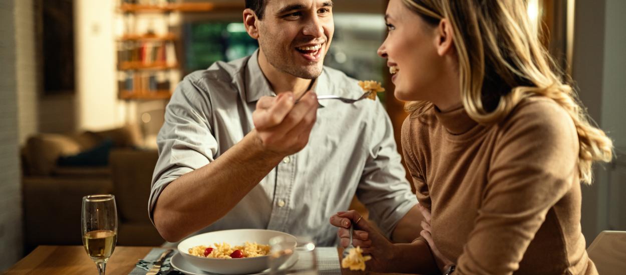 Cine pune mai multă sare în mâncare? Diferența dintre bărbați și femei