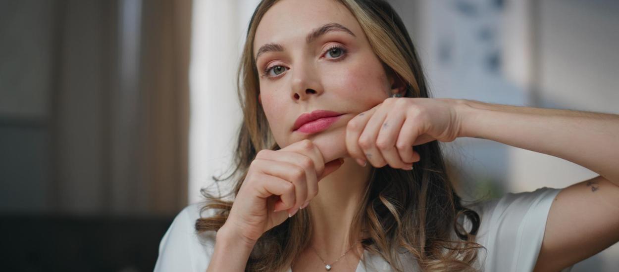 De ce apare și ce afecțiuni hormonale ascunde părul din bărbia femeilor