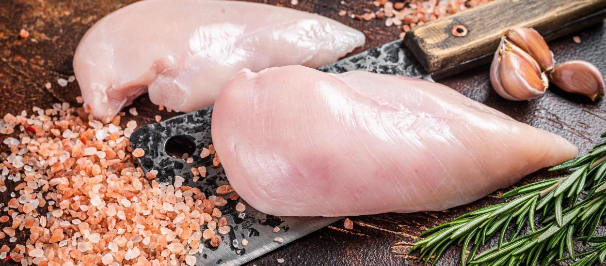 Ce se întâmplă dacă mănânci carne de pui crudă