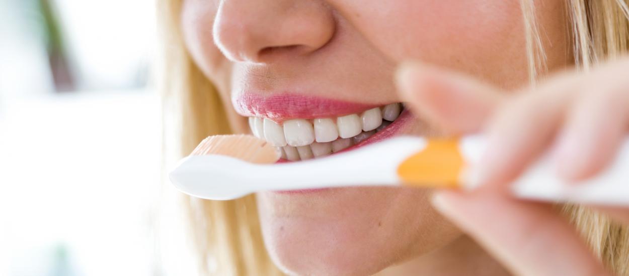 Oțetul de mere afectează dinții? Ce se știe despre efectele asupra smalțului și riscurile pentru sănătatea orală