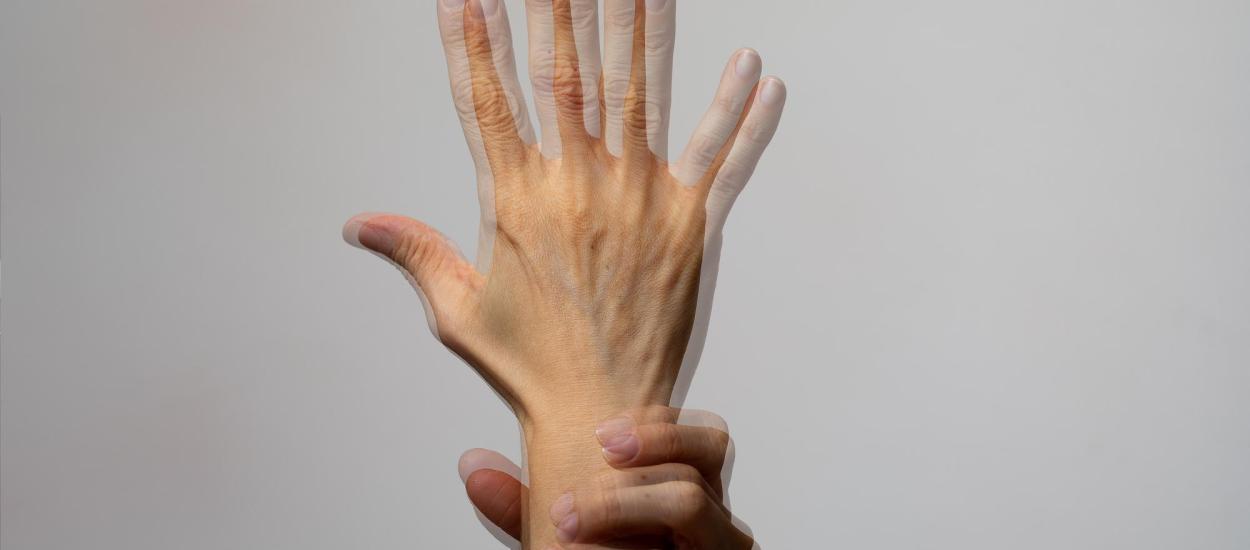 Este normal să îți tremure mâinile? De ce îți tremură și când NU e vorba de Parkinson