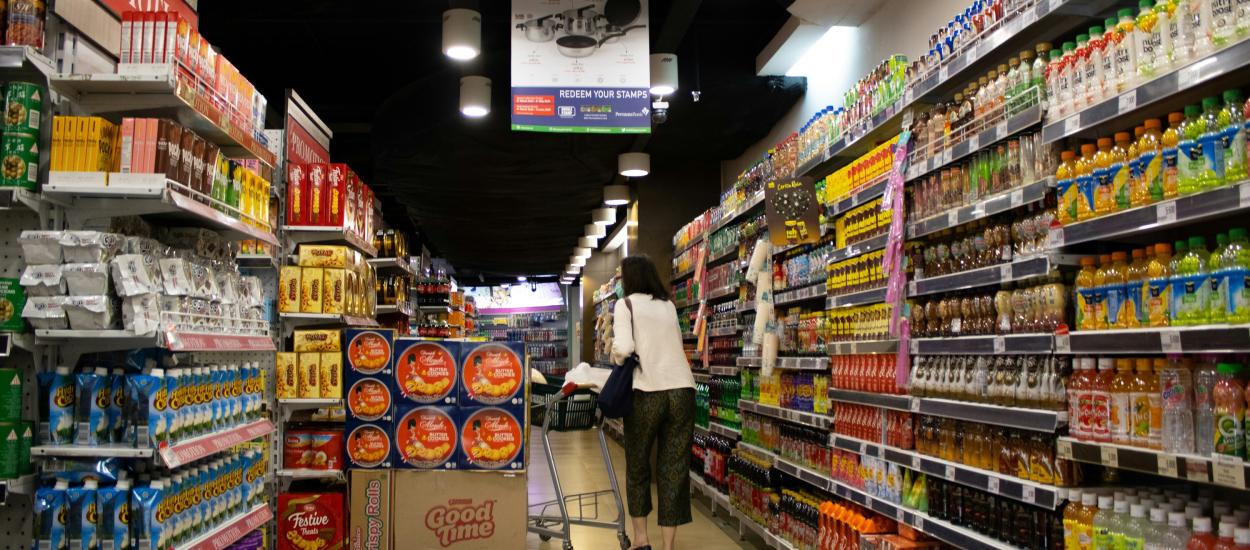 De ce ne îngrașă supermarketul: cum etichetele alimentelor ne influențează, fără să ne dăm seama