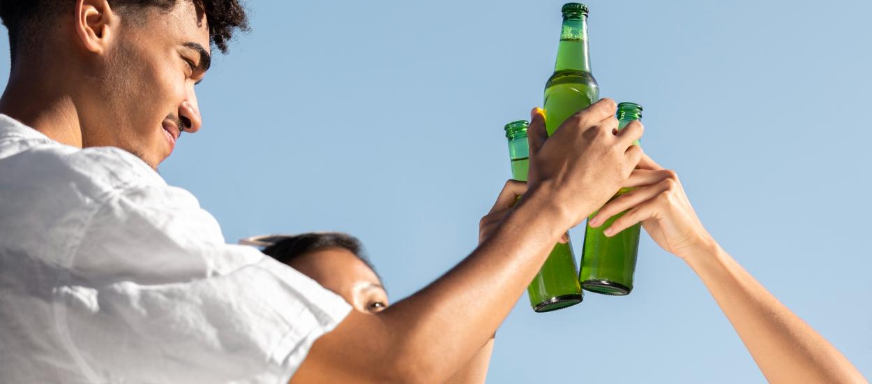 Alcoolul pe caniculă te poate deshidrata fără să-ți dai seama. Ce se întâmplă în organism la doar 15 minute după ce bei