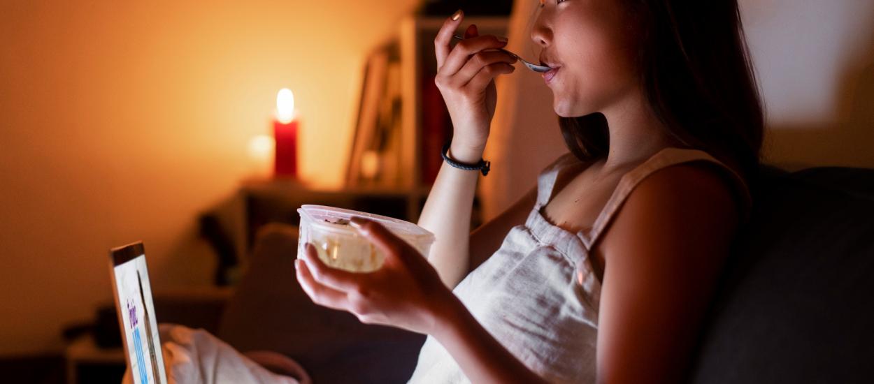 Mănânci după ora 21:00? Ce se întâmplă în intestinul tău când stresul și gustările de noapte fac echipă