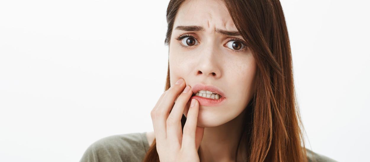Te dor gingiile sau sângerează? Semnalul discret pe care corpul îl trimite