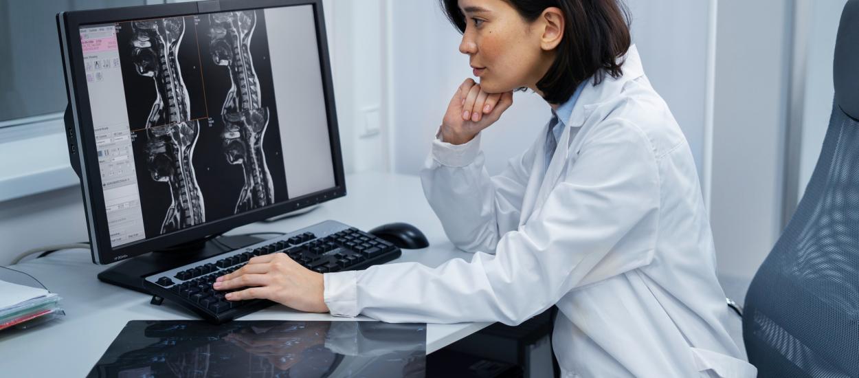 Ar trebui să vă faceți o scanare de densitate osoasă înainte de 65 de ani?