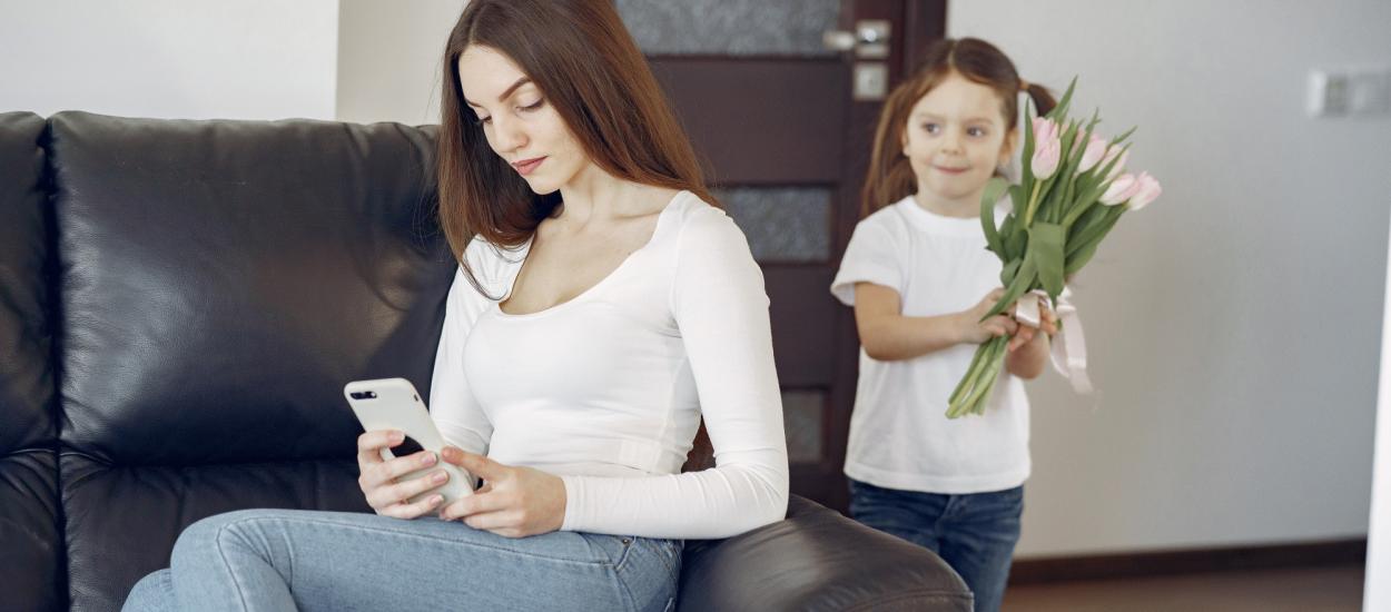 Ești părinte și stai pe telefon? Cum îți afectează copilul acest obicei