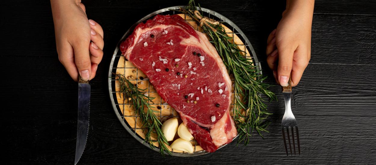 Carnea roșie „aprinde” inflamația din intestin. Alimentul banal care ar putea proteja