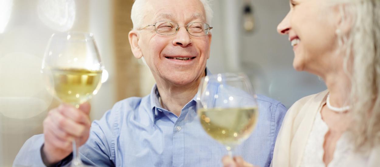 Te înroșești la față când bei alcool? Riscul de Alzheimer ar putea fi mai mare