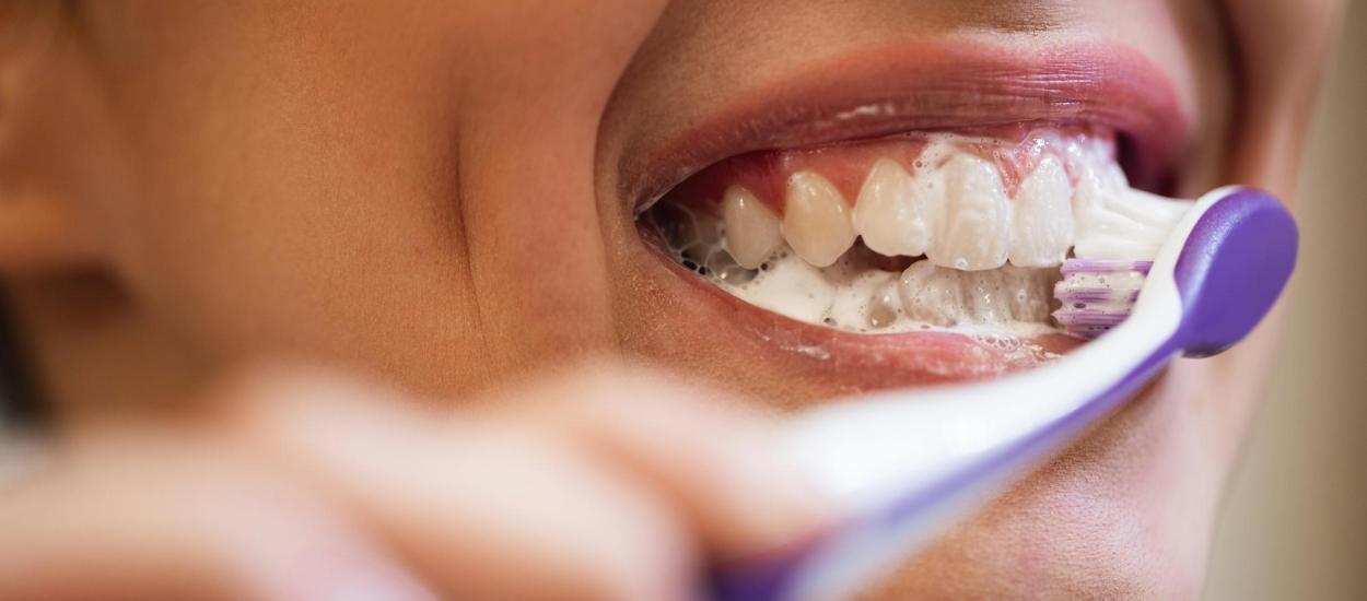 Îți sângerează gingiile când te speli pe dinți? Semnul banal care ar putea ascunde o boală renală 