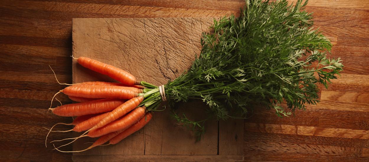 Toată lumea aruncă frunzele de morcov. Puțini știu că sunt comestibile și au un profil nutrițional surprinzător
