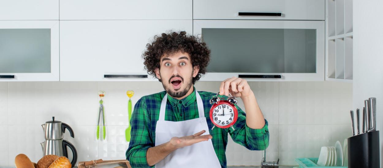 Te culci târziu și sari peste micul dejun? Ce se întâmplă cu grăsimea abdominală și metabolismul tău