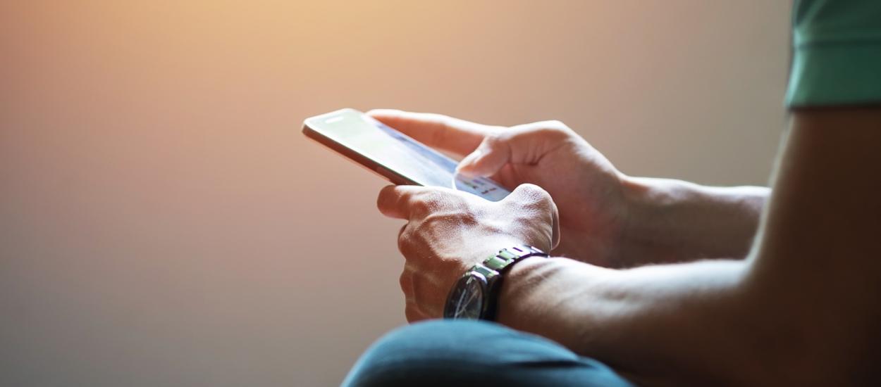 Te doare degetul mare după ce stai pe telefon? Semnul pe care mulți îl ignoră și care poate ascunde afecțiuni serioase ale mâinii