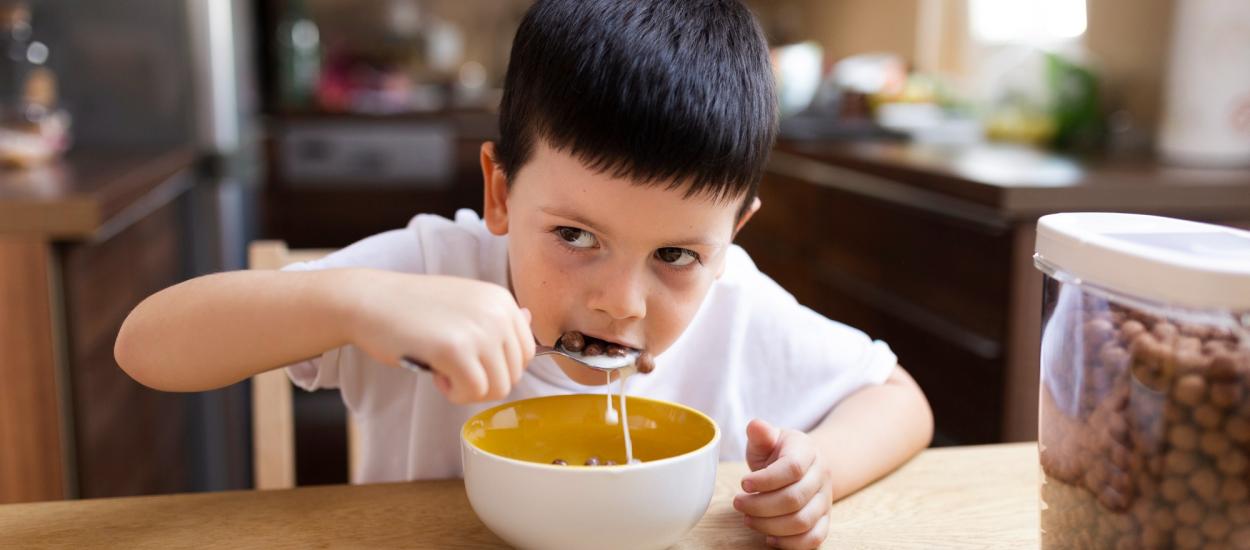 Aproape toate cerealele „pentru copii” depășesc limitele de zahăr, deși promit un mic dejun sănătos