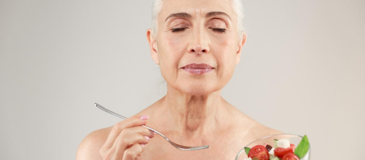 Schimbările simple din alimentație care pot reduce bufeurile și creșterea în greutate la menopauză