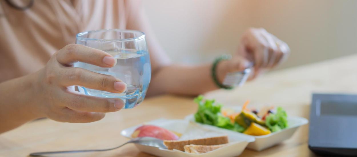Ce se întâmplă, de fapt, dacă bem apă în timpul mesei. Nutriționiștii explică cel mai mare mit