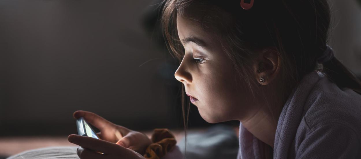 Timpul petrecut în fața ecranului nu este chiar „dușmanul” copiilor? Poate fi asociat cu o mai bună procesare cognitivă la adolescenți
