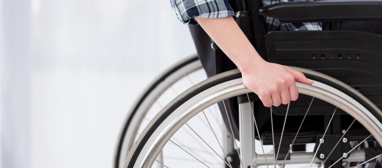 FDA aprobă primul exoschelet cu auto-echilibrare. Oamenii în scaunul cu rotile ar putea merge din nou