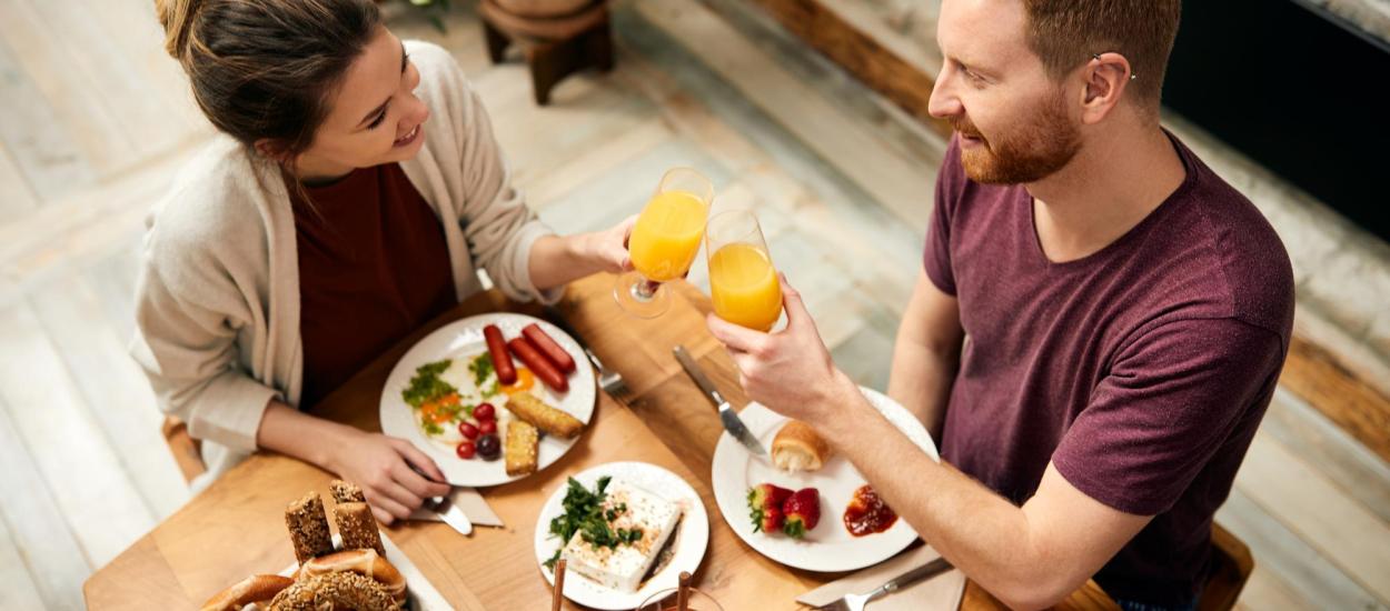 „Jetlag-ul alimentar” îți poate afecta inima? Schimbarea orelor de masă din weekend, asociată cu un risc mai mare de boli
