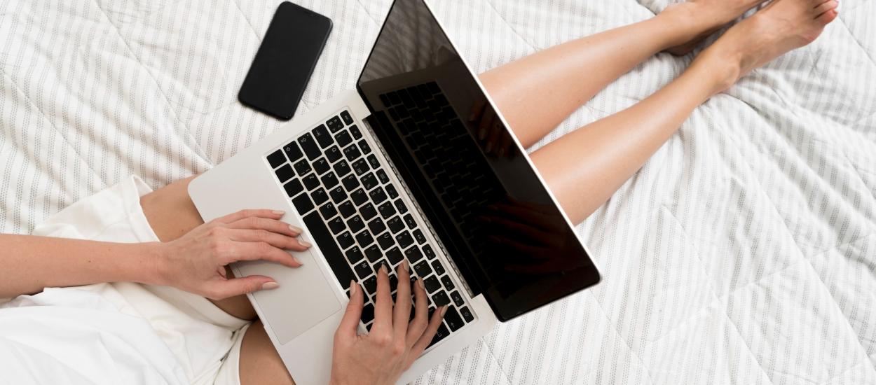 Laptopul ținut direct pe piele poate lăsa urme: medicii avertizează asupra unei afecțiuni provocate de căldură