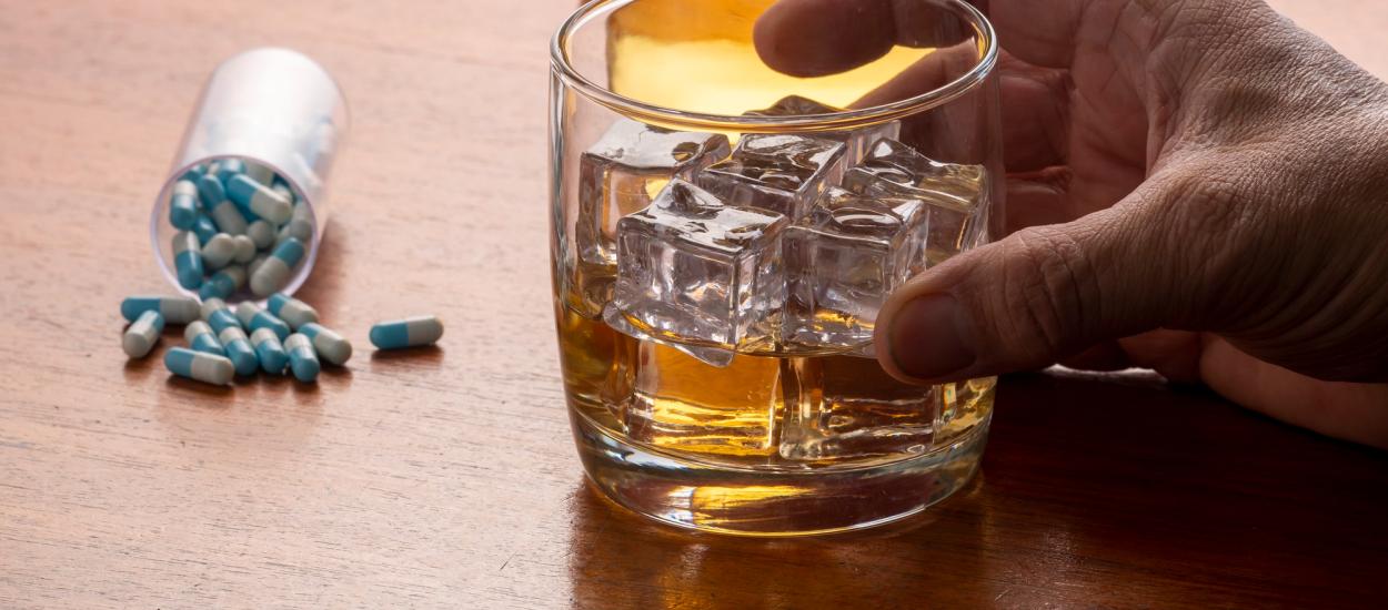 Ce se întâmplă dacă bei alcool în timp ce iei antibiotice. Mitul pe care mulți îl cred adevărat