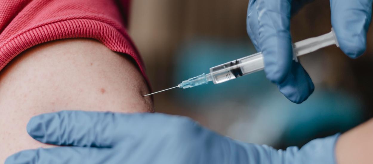 Adolescenții cu HIV răspund mai bine la injecții decât la pastile. Ce arată un studiu