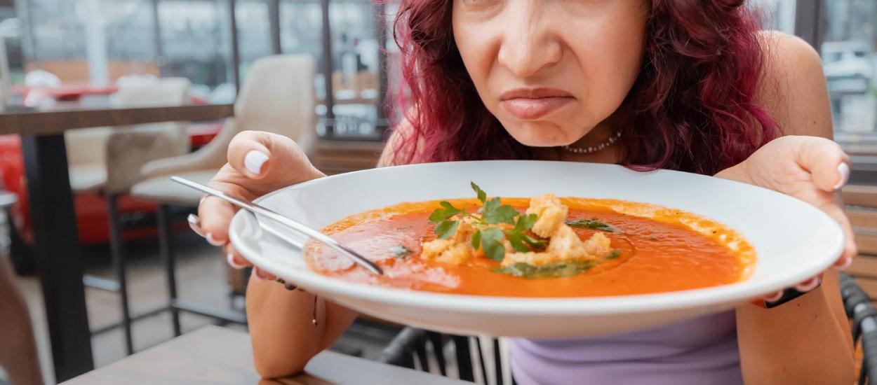 Testul mirosului și oul pus în apă ne pot păcăli. Cinci mituri despre alimentele alterate