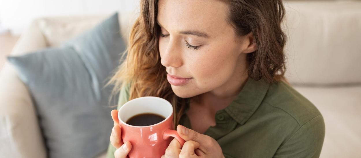 Nu îți place să bei cafea? Te-ar ajuta totuși să o miroși